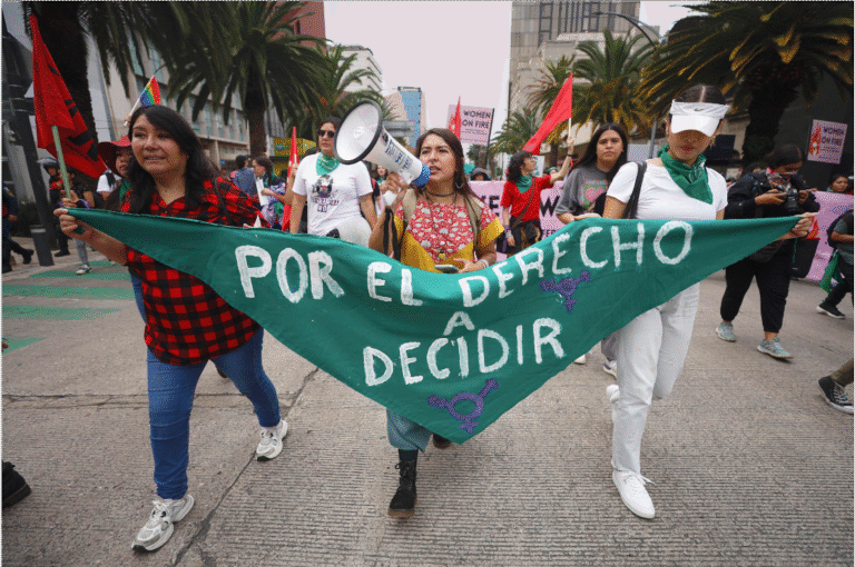 Marcha feminista en CDMX por el derecho al aborto seguro en todo México