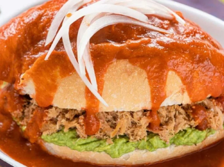 el-pambazo-poblano-el-platillo-callejero-que-tienes-que-probar-al-menos-una-vez-en-la-vida-1758516447753_1024