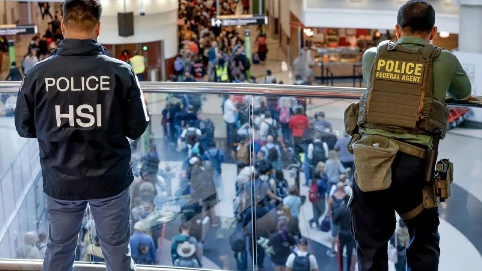 Trump plantea desplegar a la Guardia Nacional en aeropuertos si el ICE es insuficiente